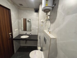 Perlengkapan mandi gratis, handuk, sabun, dan sampo