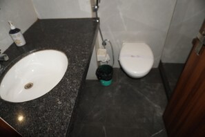Amenidades de baño gratuitas, toallas, jabón, shampoo 