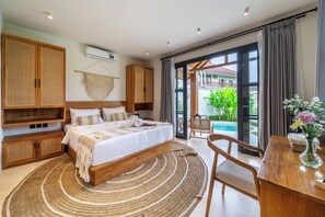 Apartamento superior, piscina particular, vista para o jardim | Cofres nos quartos, cortinas blackout, ferros/tábuas de passar roupa