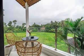 Apartamento grand, vista para o jardim | Vista do quarto