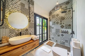 Apartamento conforto, vista para o jardim | Banheiro | Chinelos 