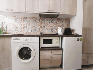 Fridge, microwave, stovetop, coffee/tea maker - Eugenia Acropolis Central Flat (Athina)
