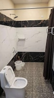Bañera y ducha independientes, toallas, jabón, shampoo