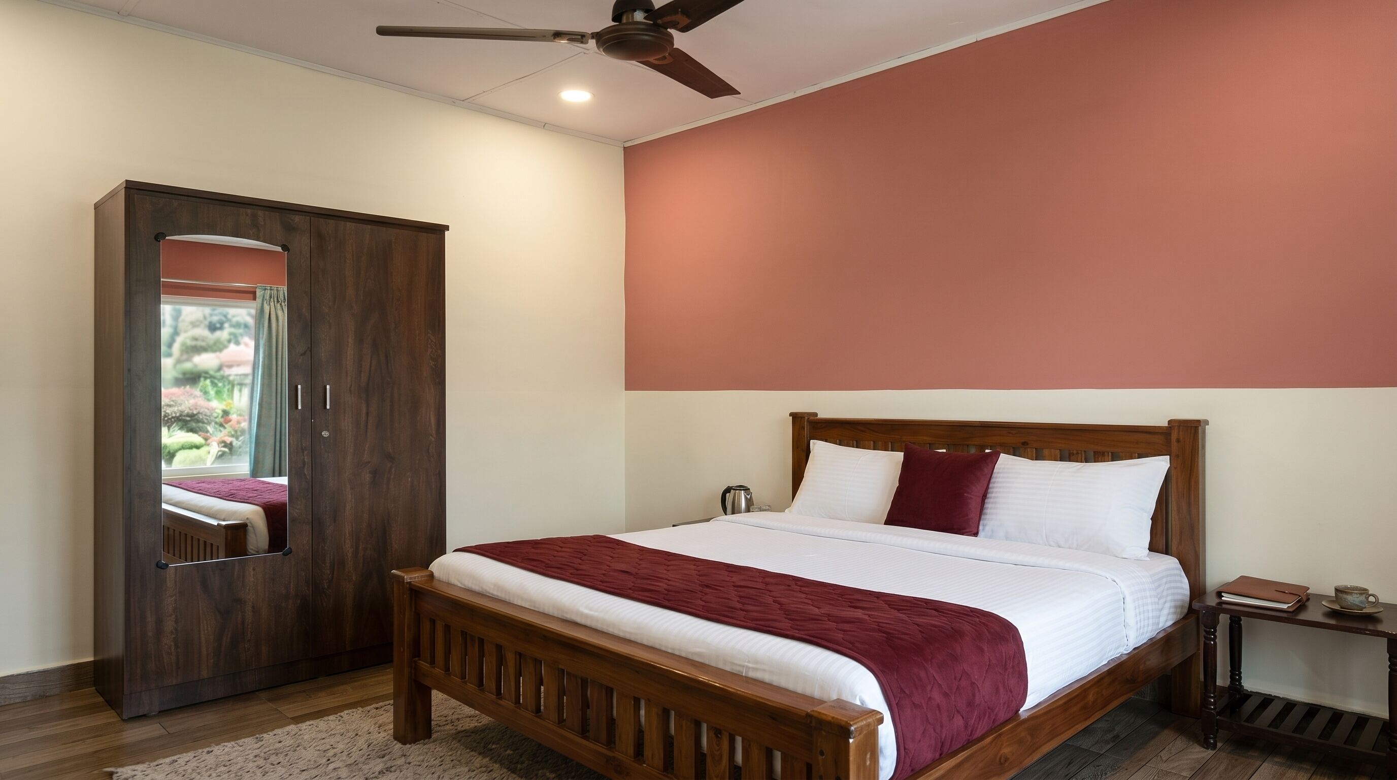 Double Room, Valley View | Desk
