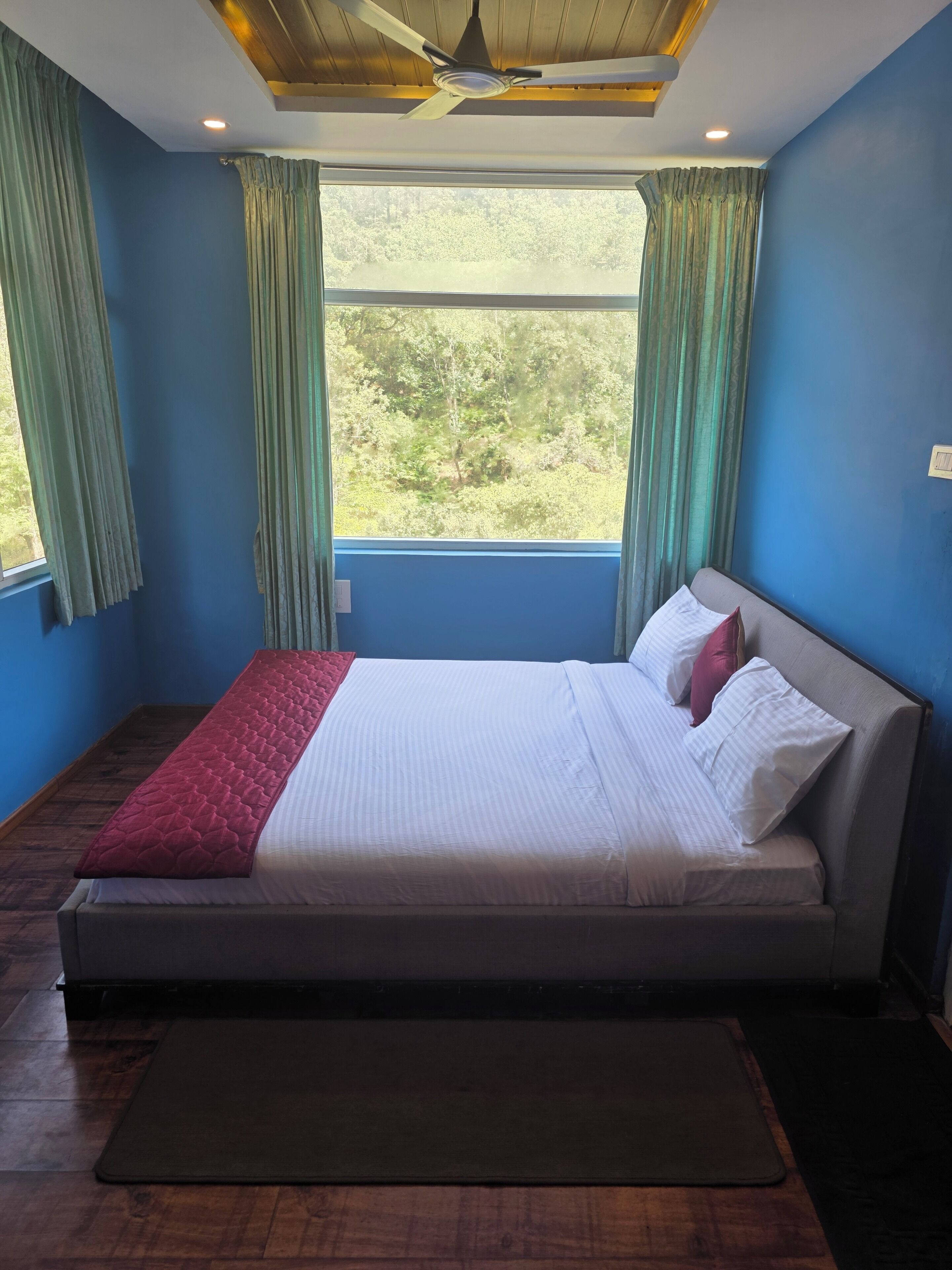 Classic Suite, River View | Desk