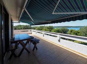 Outdoor dining - Apartman Seven Waves in Punat (Punat)