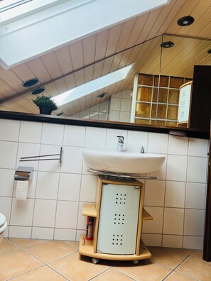 Bathroom - Vrbo Property (Meschede)