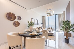 Interior - High-Floor 1BR with Asst Room, Featuring a Glimpse of Burj Khalifa and Creek (Dubai)