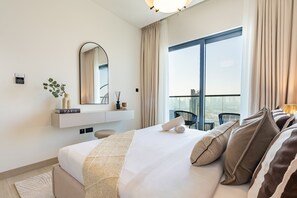 In-room safe, iron/ironing board, free WiFi, bed sheets - High-Floor 1BR with Asst Room, Featuring a Glimpse of Burj Khalifa and Creek (Dubai)