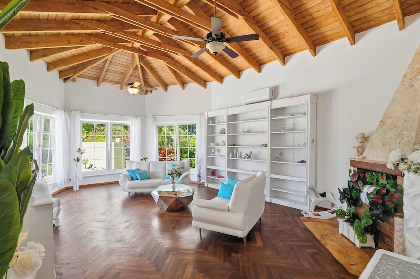 Fabulous 5-bedroom Villa With Ac, Pool And Beach Access In Charming Cabarete. - Cabarete