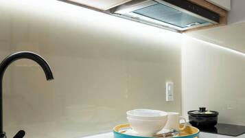 Apartemen, 1 Tempat Tidur Double, dapur, pemandangan kota | Dapur pribadi | Microwave, kompor, dan peralatan masak/sendok-piring