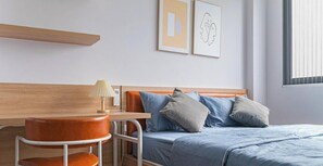 Apartemen, 1 Tempat Tidur Double, dapur, pemandangan kota | Brankas, meja kerja, ruang kerja ramah laptop, dan setrika/meja setrika