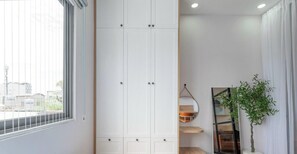 Caja de seguridad en la habitación y escritorio 