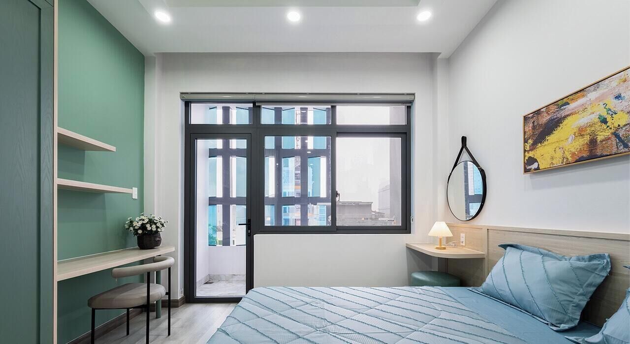 Apartamento, 1 quarto, cozinha, vista para a cidade | Cofres nos quartos, escrivaninha, espaço de trabalho para notebook
