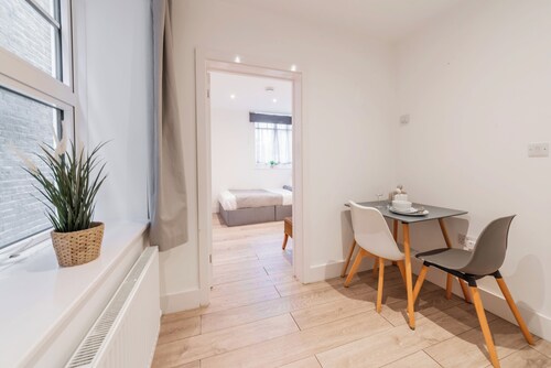 Central - Stay 2 - Near Transport - Paid Parking