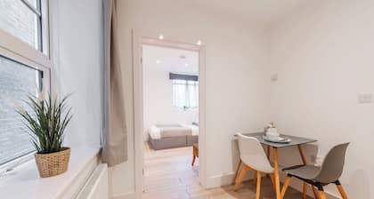 Central - Stay 2 - Near Transport - Paid Parking