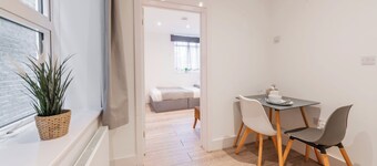 Central - Stay 2 - Near Transport - Paid Parking