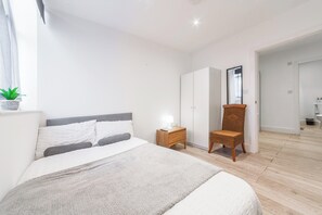 1 bedroom, iron/ironing board, free WiFi, bed sheets - Central - Stay 2 - Near Transport - Parking - Wifi (Maidstone)