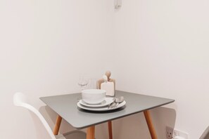 Dining - Central - Stay 2 - Near Transport - Parking - Wifi (Maidstone)