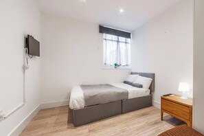 1 habitación, tabla de planchar con plancha, wifi gratis y ropa de cama 
