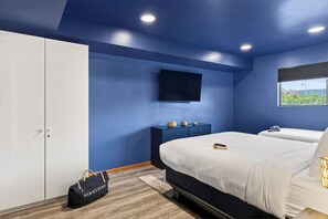 Free WiFi, bed sheets - Sedona Stay • Balcony • Near Trails + Dining + Red Rock Views | Canyon Drift (Sedona)