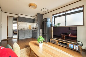 Living area - Vrbo Property (品川区北品川)
