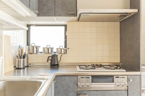 Fridge, microwave, oven, stovetop - 4BR 100 ㎡ w/parking 10pax 3min Sta. near Haneda/Shibuya/Shinagawa (品川区北品川)