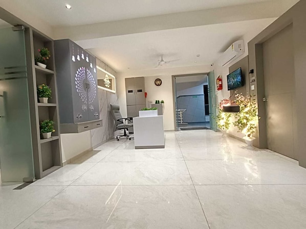 Lobby - Hotel Royal Sky (Gandhinagar)