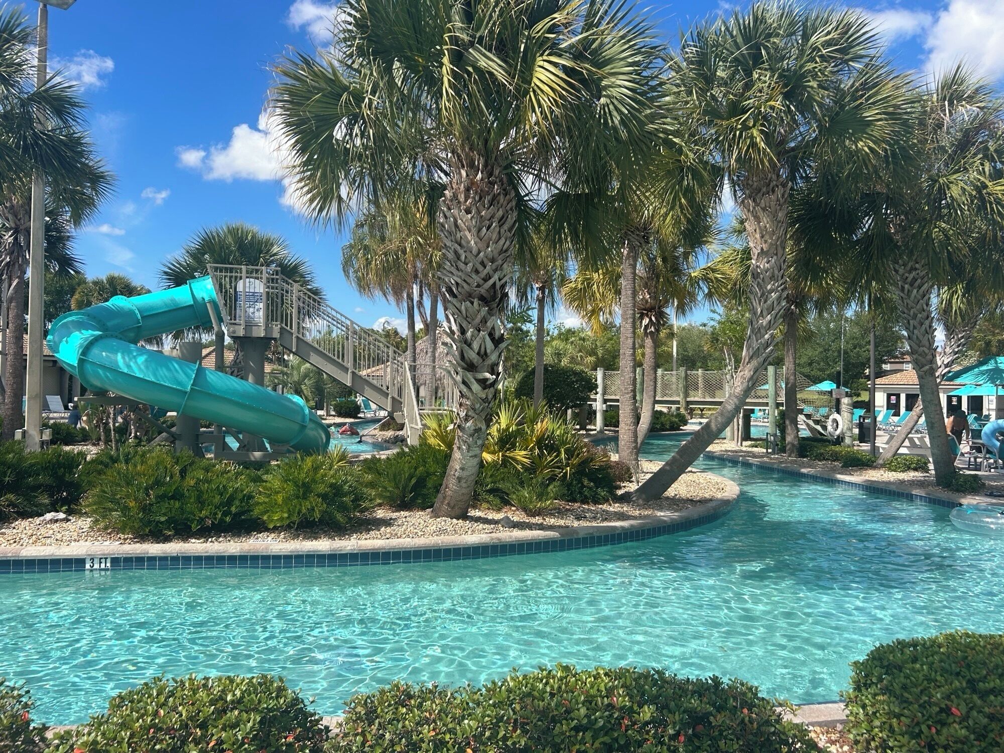 Piscine extérieure, parasols, chaises longues