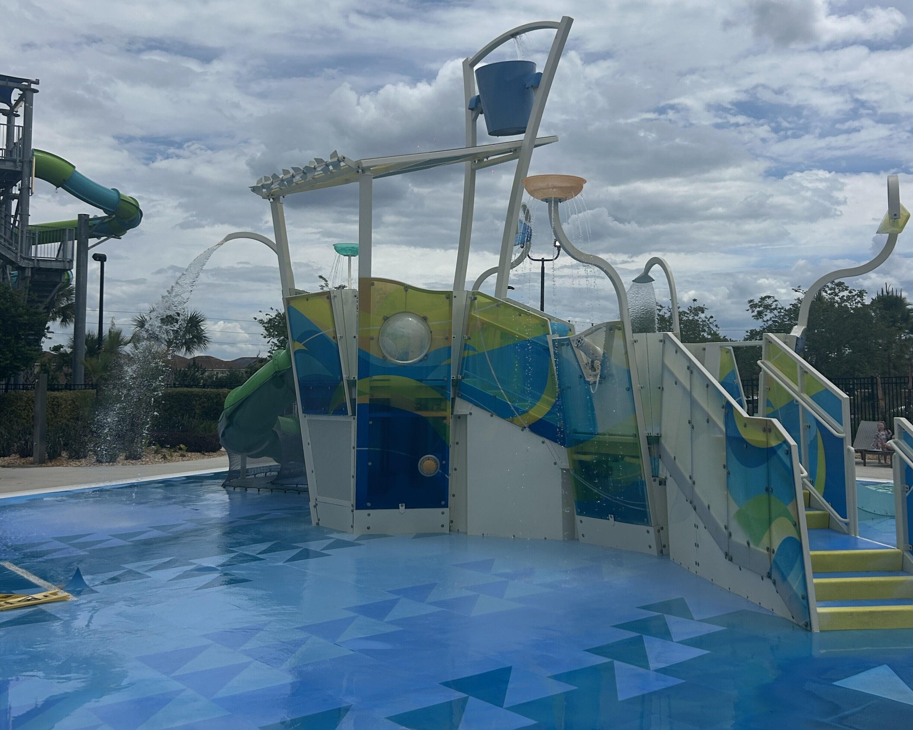 Une structure de jeux aquatiques avec des toboggans et une piscine.