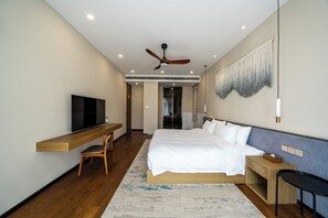 Villa familiar, vista a la montaña | Escritorio, espacio para trabajar con laptop y cortinas blackout 