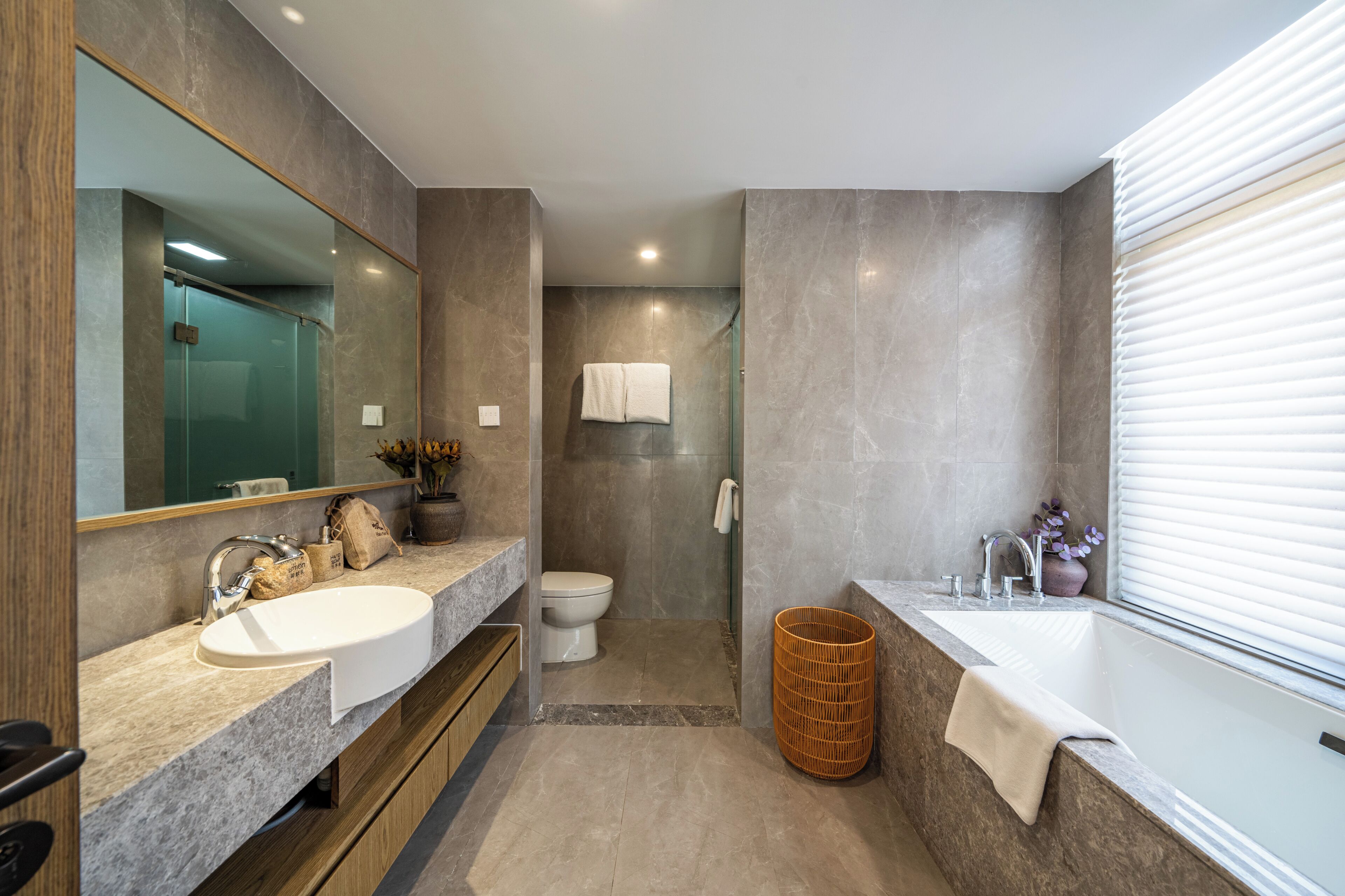Ferienhaus, Haustiere gestattet | Badezimmer | Haartrockner, Hausschuhe, Handtücher, Shampoo