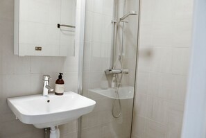 Deluxe Studio | Bathroom | Towels, soap, toilet paper - Top Tower (Vasteras)