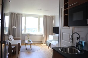 Deluxe Studio | Free WiFi, bed sheets - Top Tower (Vasteras)