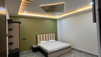 Suite | Rollaway beds, free WiFi, bed sheets