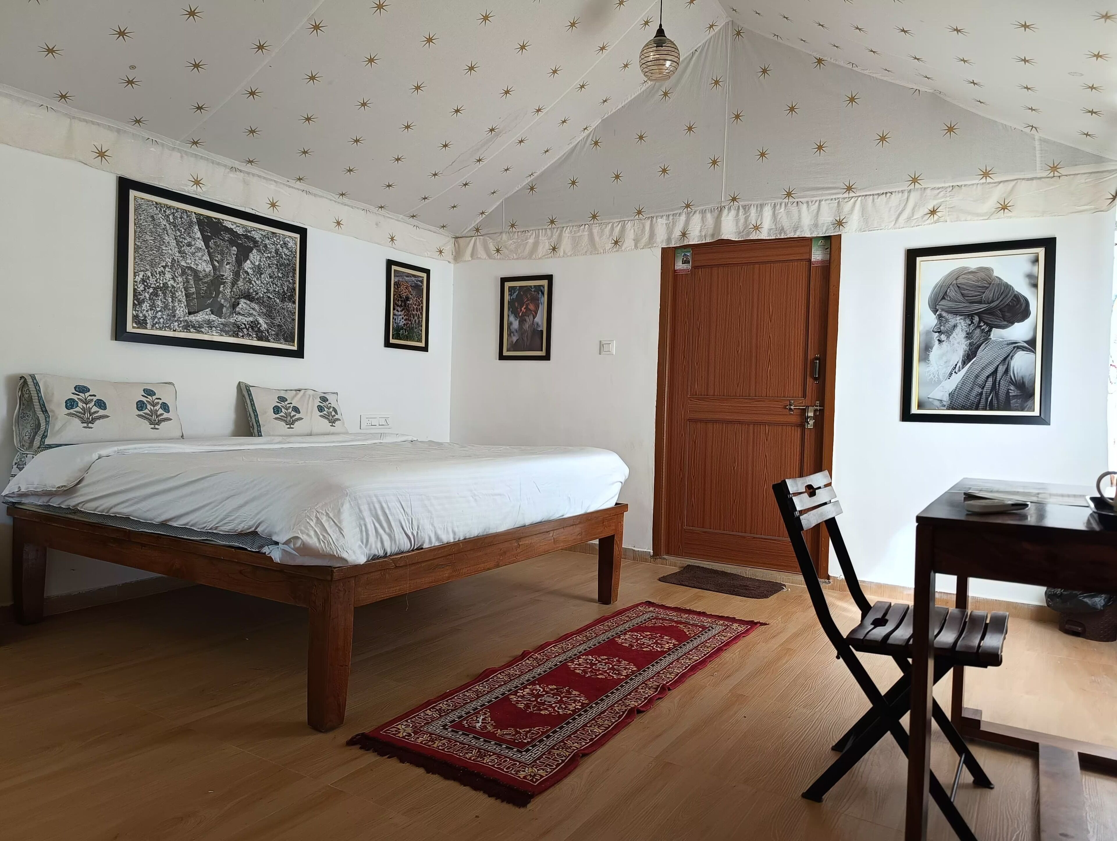 Deluxe-Doppelzimmer, Terrasse, Seeblick | Schreibtisch, Bügeleisen/Bügelbrett, kostenloses WLAN