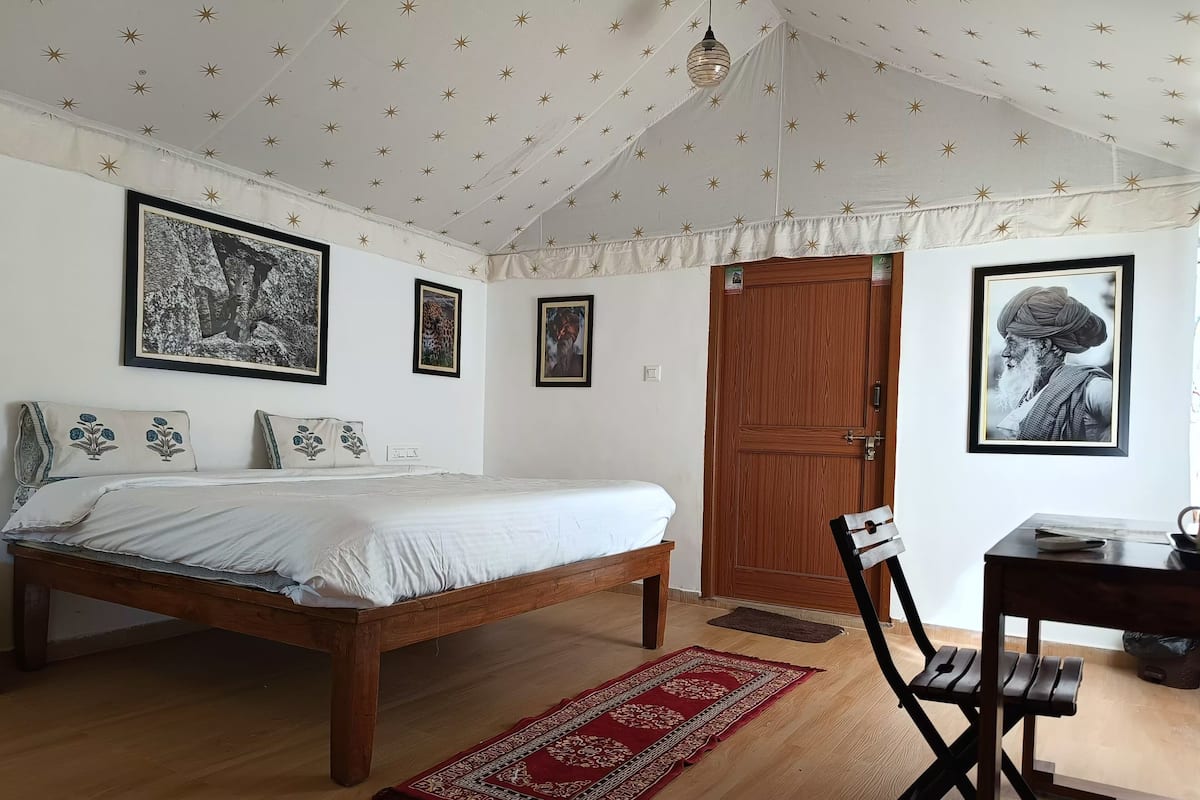 Habitación doble Deluxe, patio, vista al lago | Escritorio, tabla de planchar con plancha y wifi gratis