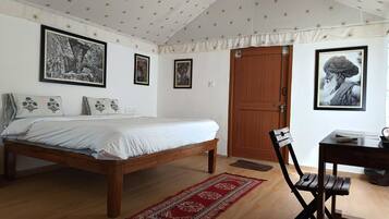 Quarto casal luxo, varanda, vista para o lago | Escrivaninha, ferros/tábuas de passar roupa, Wi-Fi de cortesia