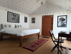Deluxe-Doppelzimmer, Terrasse, Seeblick | Schreibtisch, Bügeleisen/Bügelbrett, kostenloses WLAN