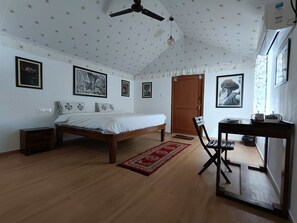 Deluxe-Doppelzimmer, Terrasse, Seeblick | Schreibtisch, Bügeleisen/Bügelbrett, kostenloses WLAN