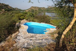 Una piscina al aire libre