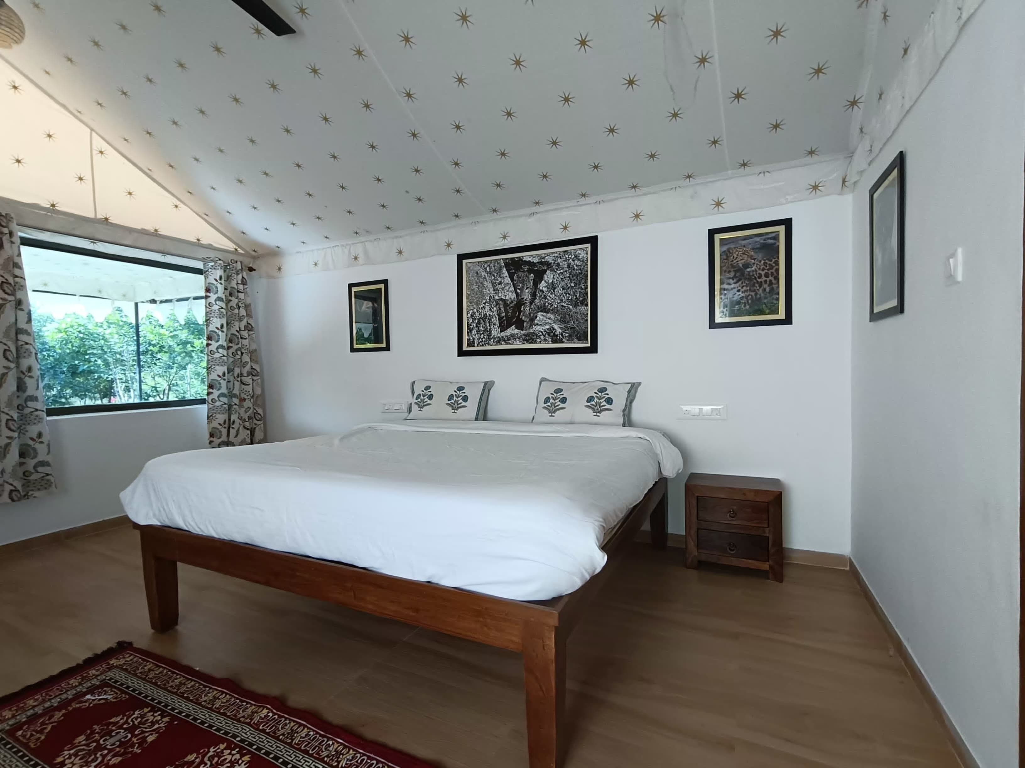 Quarto casal luxo, varanda, vista para o lago | Escrivaninha, ferros/tábuas de passar roupa, Wi-Fi de cortesia