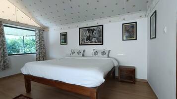 Quarto casal luxo, varanda, vista para o lago | Escrivaninha, ferros/tábuas de passar roupa, Wi-Fi de cortesia