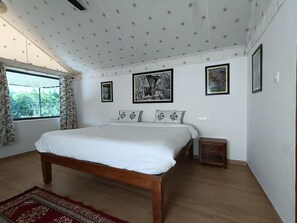 Deluxe-Doppelzimmer, Terrasse, Seeblick | Schreibtisch, Bügeleisen/Bügelbrett, kostenloses WLAN