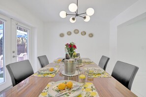 Dining - New! Heated Pool (Complimentary) • Mini Golf • Pergola • Few Min from Wilton Dr and the Beach (Wilton Manors)