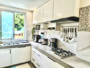 Kühlschrank, Mikrowelle, Ofen, Herdplatte