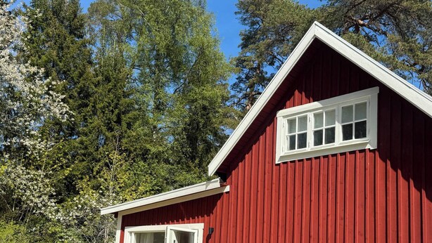 A red wooden building with a deck, outdoor seating, and a grill. - Cozy cottage in top condition close to nature and lakes (Jönköping)