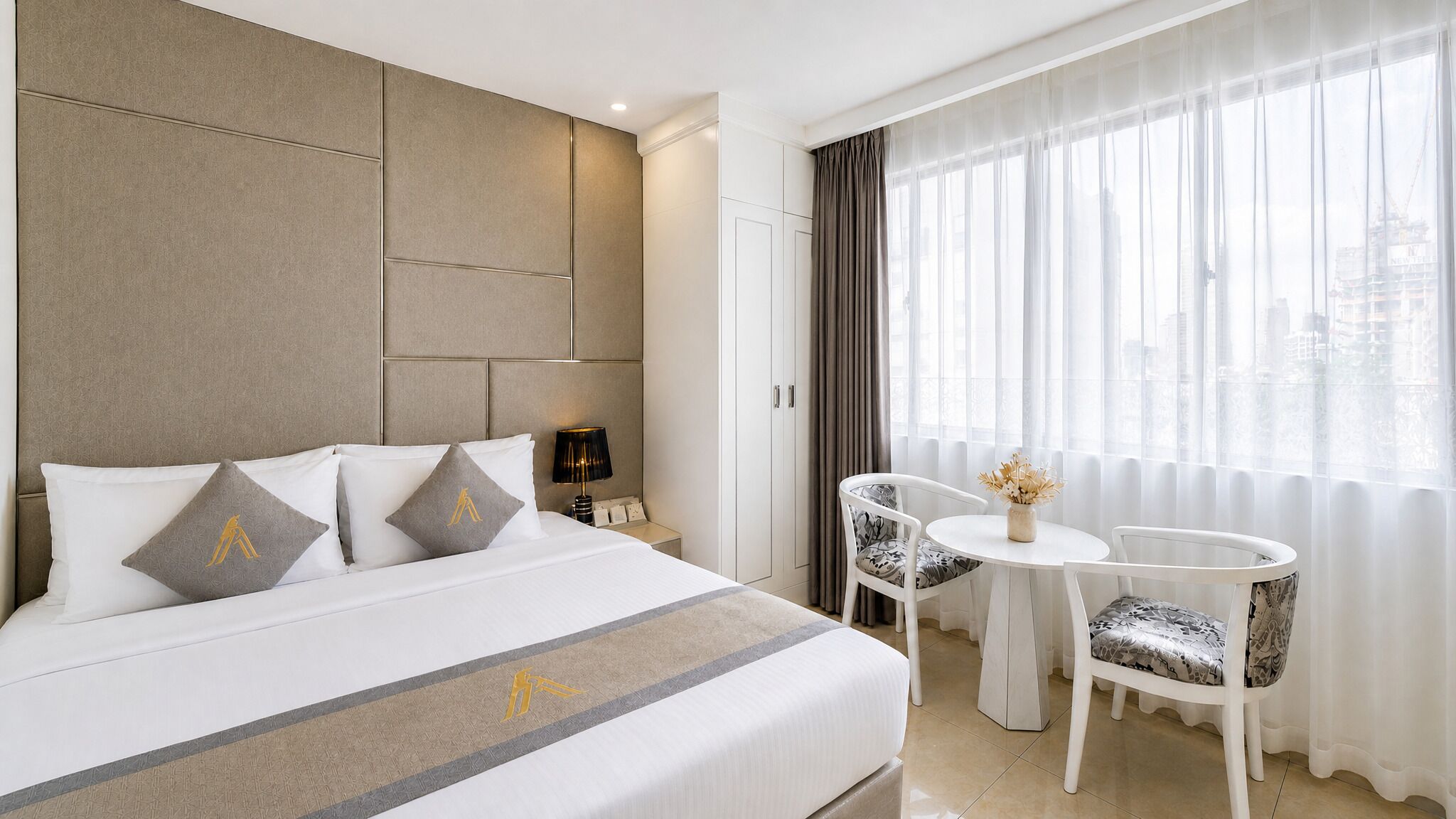 Deluxe Double Room | Minibar, individually decorated, desk, laptop workspace