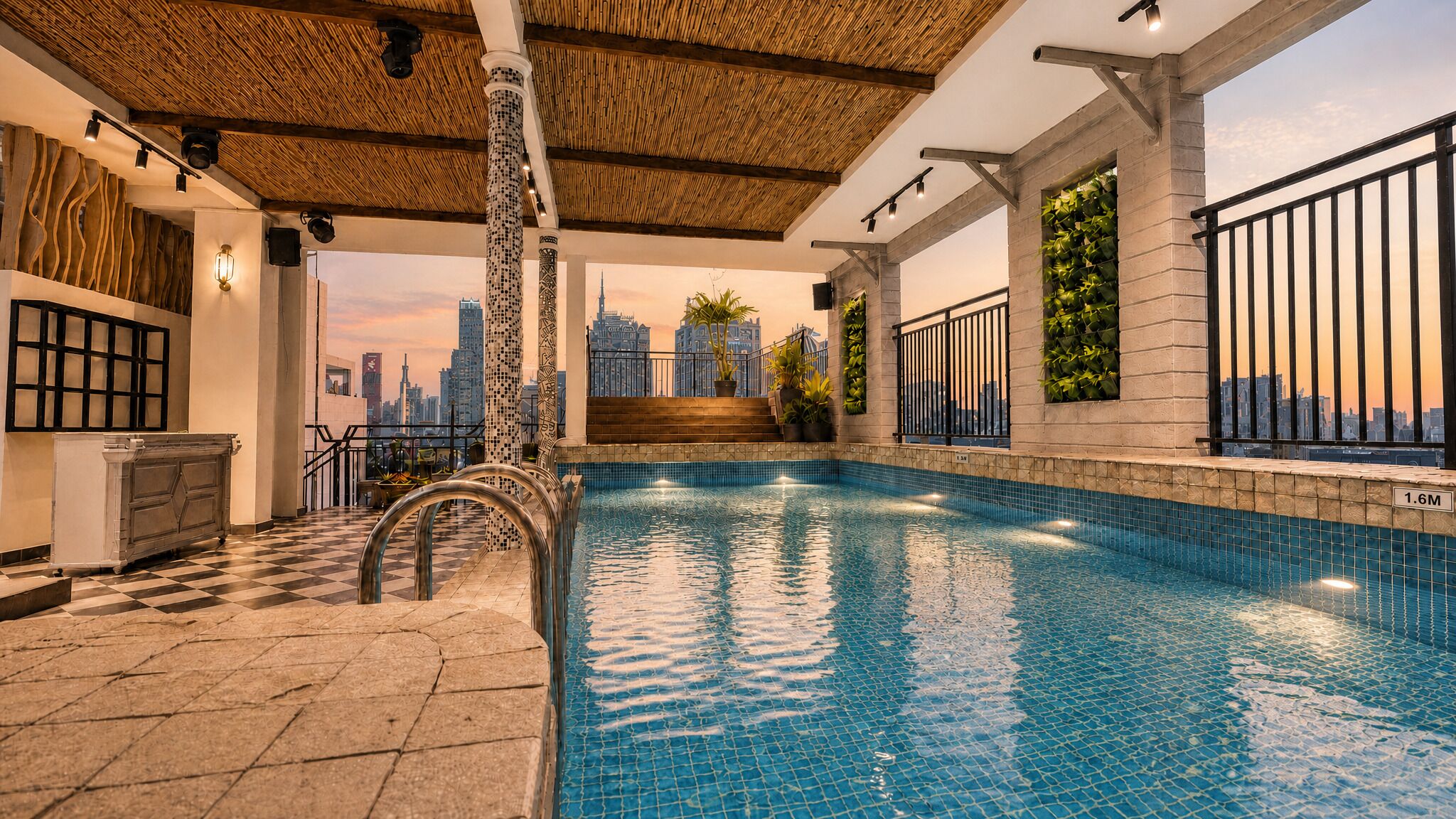 Una piscina cubierta, una piscina al aire libre
