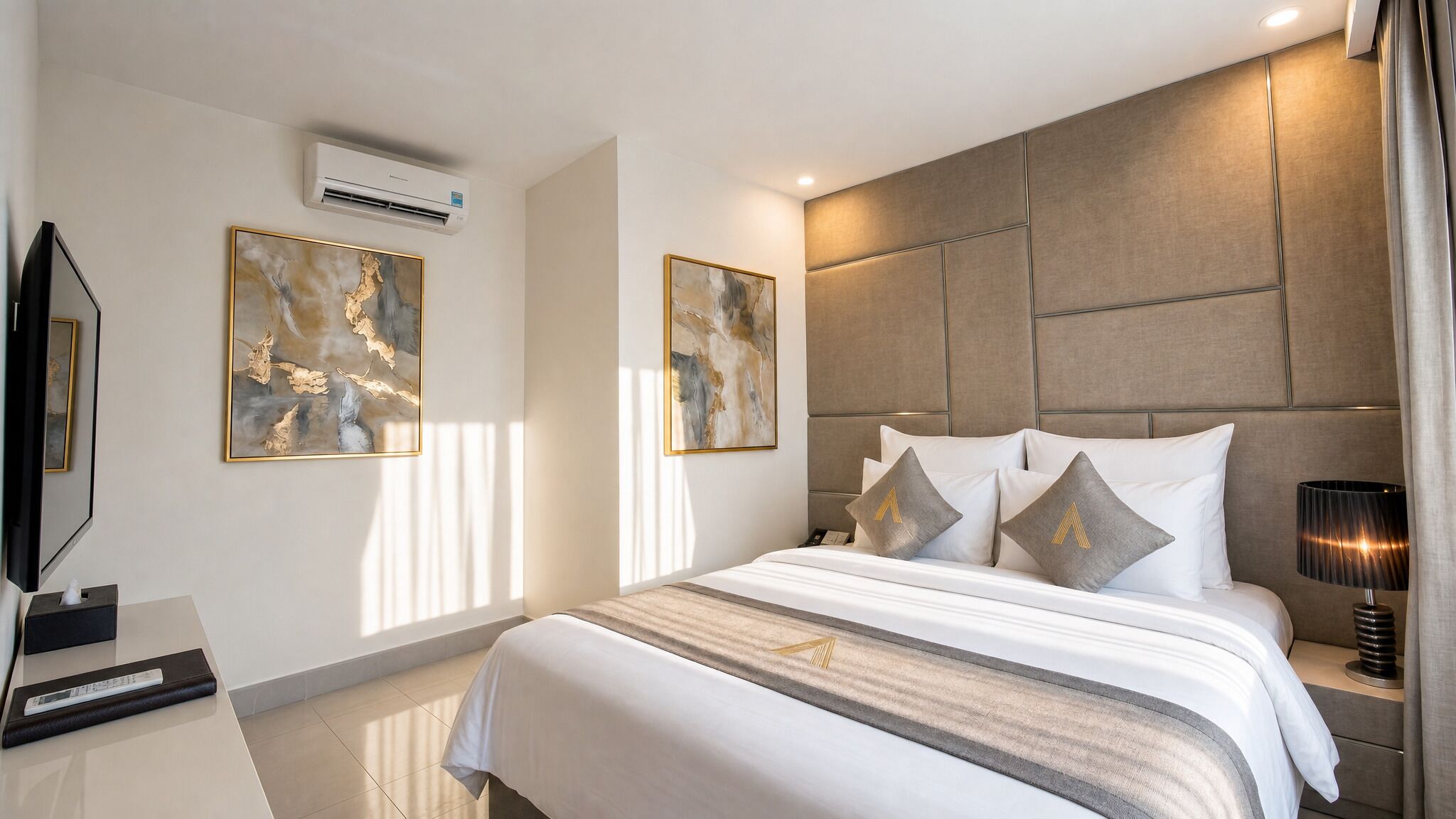 Premier Double Room | Minibar, individually decorated, desk, laptop workspace